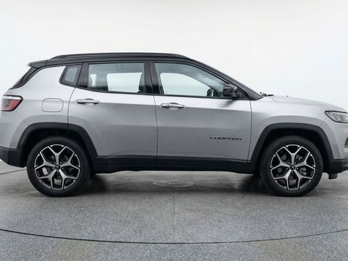 Used 2025 Jeep Compass Limited image 11