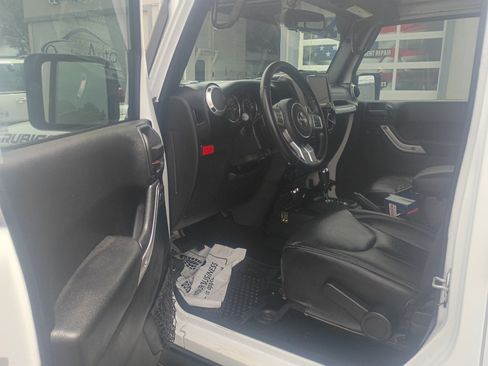 Used 2017 Jeep Wrangler Unlimited Rubicon AWD/4WD image 10