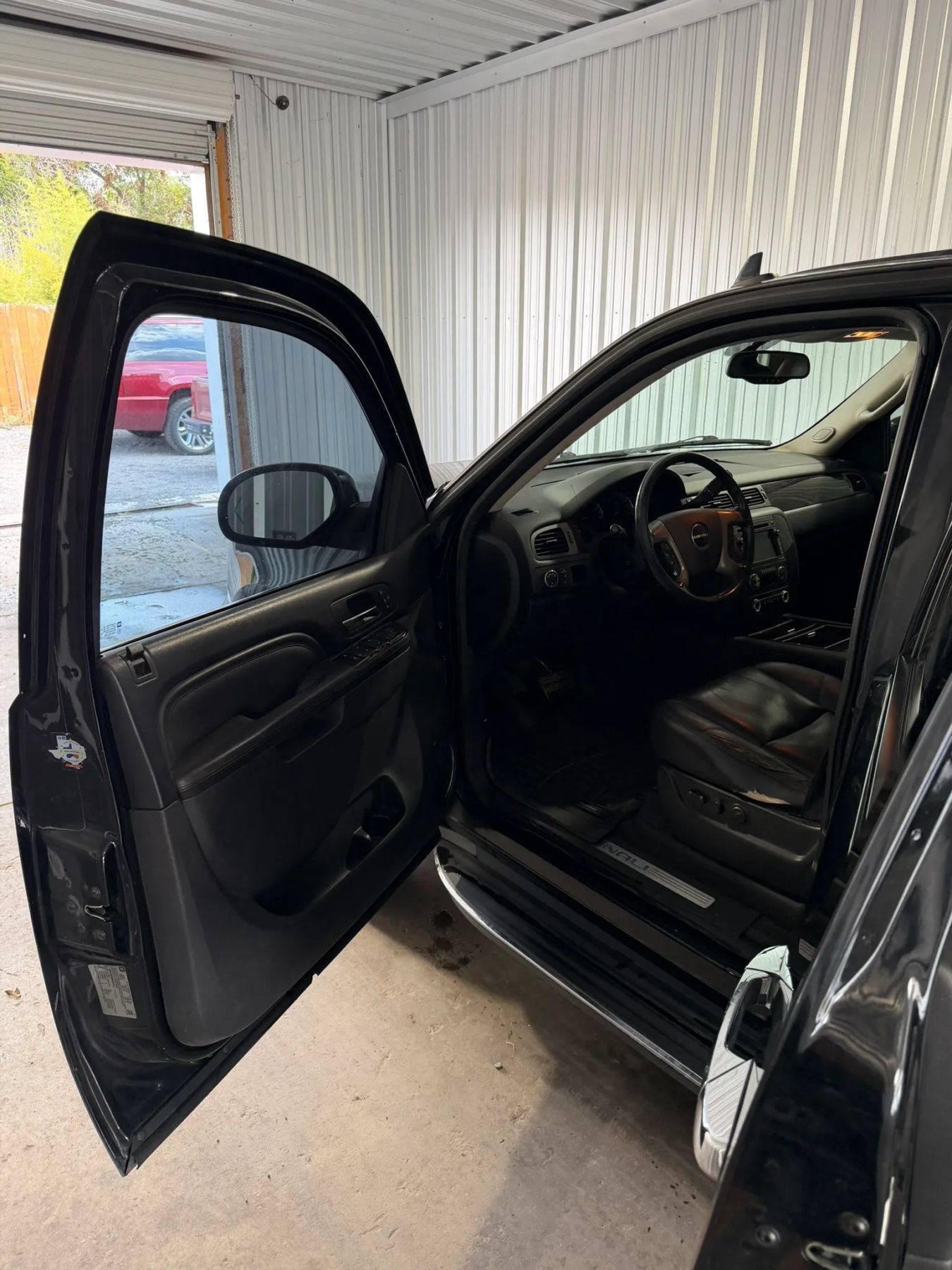 Used 2011 GMC Yukon Denali RWD image 8