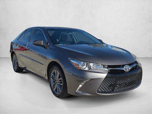 Used 2017 Toyota Camry SE image 3