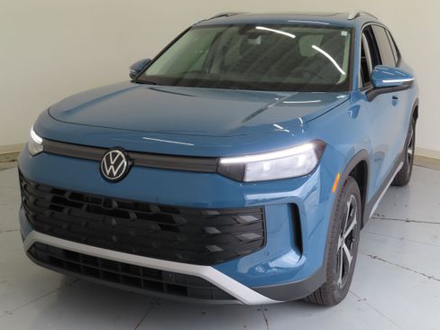 New 2026 Volkswagen Tiguan SE FWD image 9