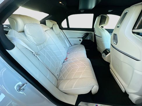 Certified 2025 BMW 760i xDrive image 30