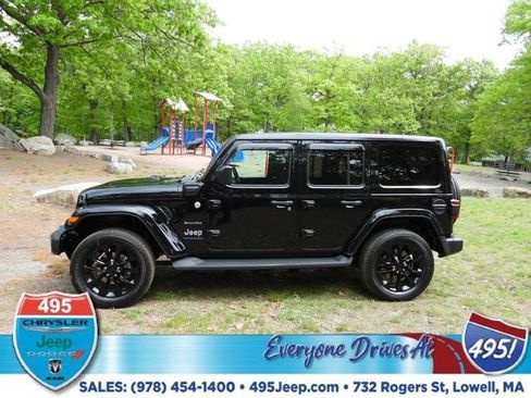 Used 2023 Jeep Wrangler Unlimited Sahara w/ Cold Weather Group AWD/4WD image 2