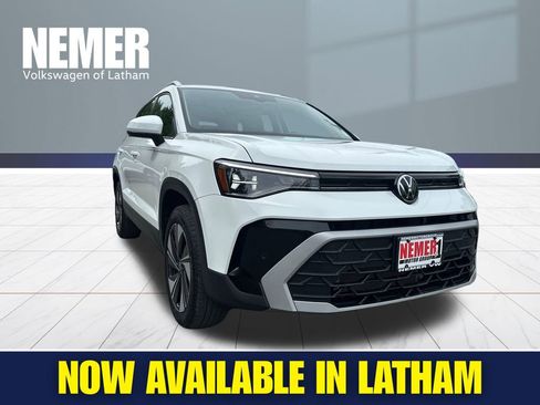 Used 2025 Volkswagen Taos SE w/ Panoramic Sunroof Package AWD/4WD image 6
