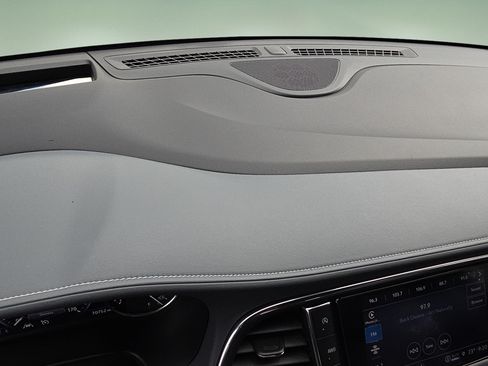 Used 2024 Buick Enclave Premium AWD/4WD image 9
