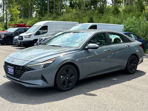 Used 2023 Hyundai Elantra Blue FWD image 3