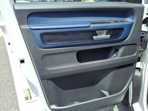 Certified 2025 Volkswagen ID. Buzz Pro S RWD image 18
