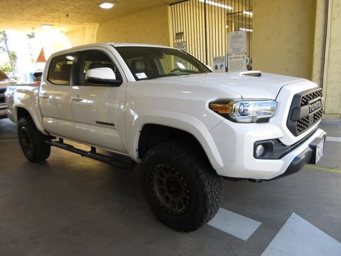 Used 2021 Toyota Tacoma TRD Sport w/ TRD Premium Sport Package image 4