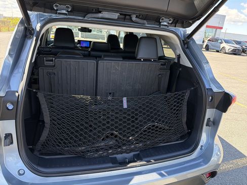 Used 2023 Toyota Highlander XLE AWD/4WD image 27