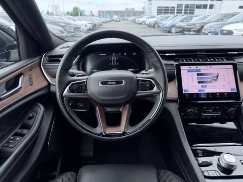 Used 2025 Jeep Grand Cherokee Summit AWD/4WD image 30