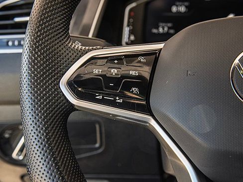 Used 2024 Volkswagen Tiguan SEL R-Line image 9