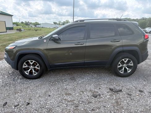 Used 2015 Jeep Cherokee Trailhawk w/ Cold Weather Group AWD/4WD image 3