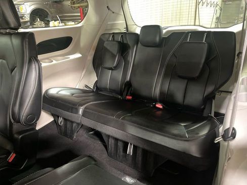 Certified 2023 Chrysler Pacifica Touring-L image 22
