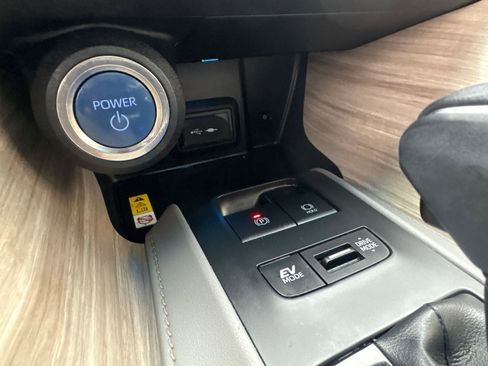 Used 2022 Toyota Venza XLE image 26