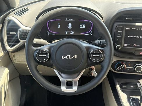 Used 2025 Kia Soul LX w/ LX Technology Package FWD image 12