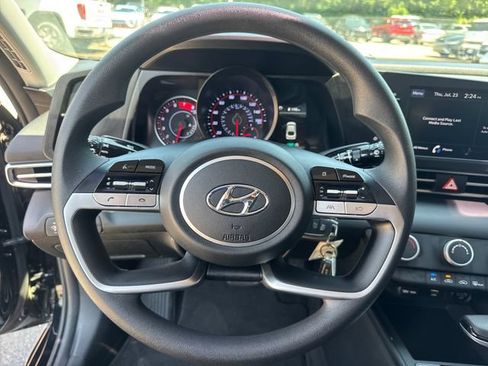 Used 2022 Hyundai Elantra SE FWD image 18