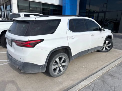 Used 2022 Chevrolet Traverse LT w/ LT Premium Package FWD image 3
