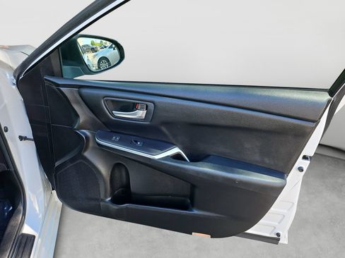 Used 2015 Toyota Camry SE FWD image 30