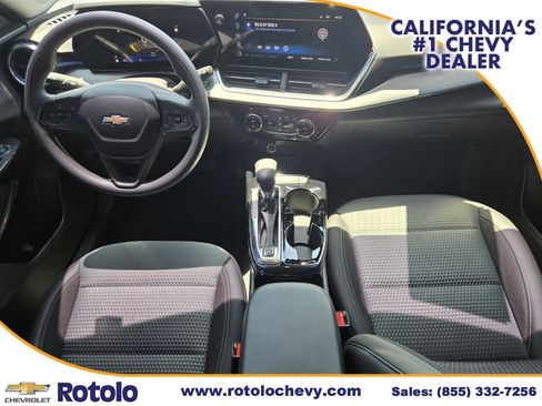Used 2025 Chevrolet Trax LT w/ LPO, Blackout Package FWD image 17