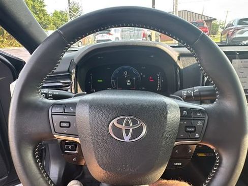Used 2025 Toyota Camry SE FWD image 15