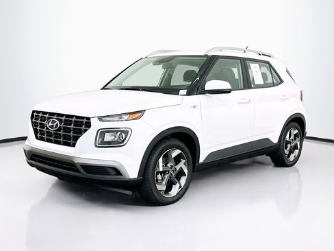 Used 2025 Hyundai Venue SEL FWD image 3