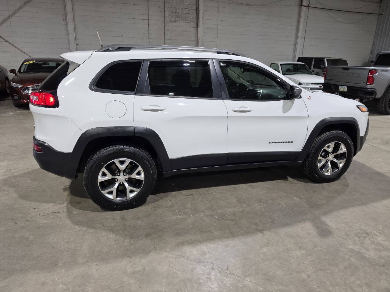 Used 2017 Jeep Cherokee Trailhawk w/ Comfort/Convenience Group AWD/4WD image 13