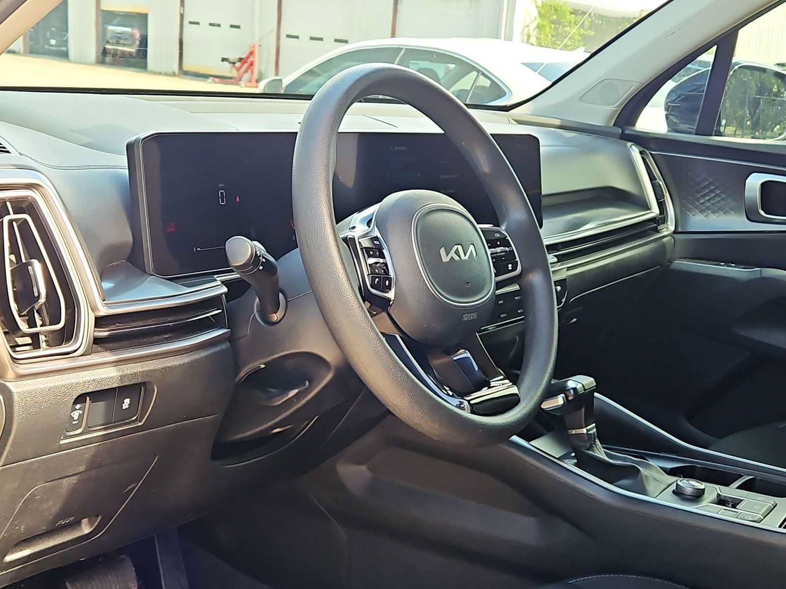 Used 2025 Kia Sorento LX FWD image 2