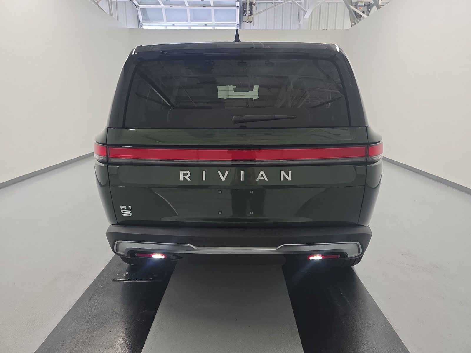 Used 2025 Rivian R1S Adventure Dual AWD/4WD image 4