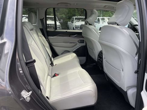 Certified 2022 Jeep Grand Cherokee Overland w/ Luxury Tech Group IV AWD/4WD image 14