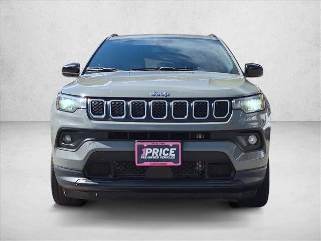 Used 2024 Jeep Compass Latitude AWD/4WD image 2