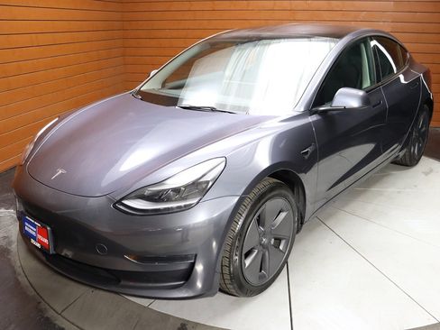 Used 2023 Tesla Model 3 Standard Range image 19