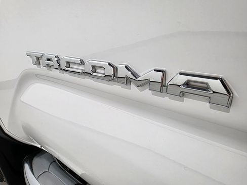 Used 2018 Toyota Tacoma TRD Sport image 33