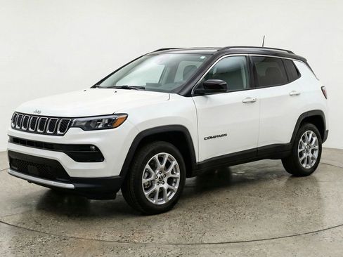 Used 2025 Jeep Compass Limited AWD/4WD image 3