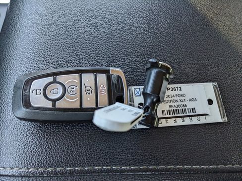 Used 2024 Ford Expedition XLT image 32