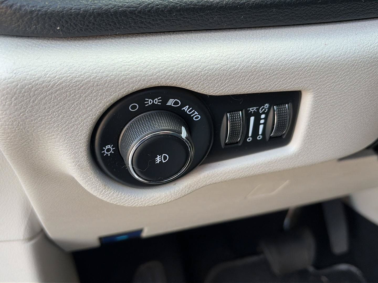 Used 2024 Chrysler Pacifica Touring-L FWD image 9