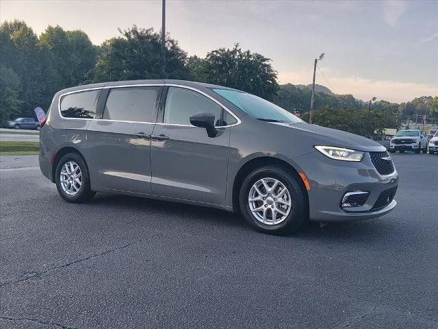 Used 2023 Chrysler Pacifica Touring-L FWD image 2