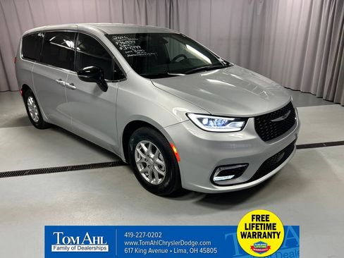 Used 2026 Chrysler Pacifica Select image 1