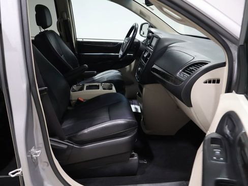 Used 2014 Chrysler Town & Country Touring image 21