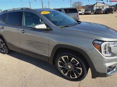 Used 2023 GMC Terrain SLT w/ Infotainment Package II image 2