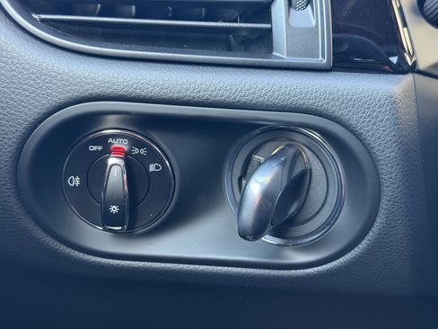 Certified 2025 Porsche Macan Turbo image 32