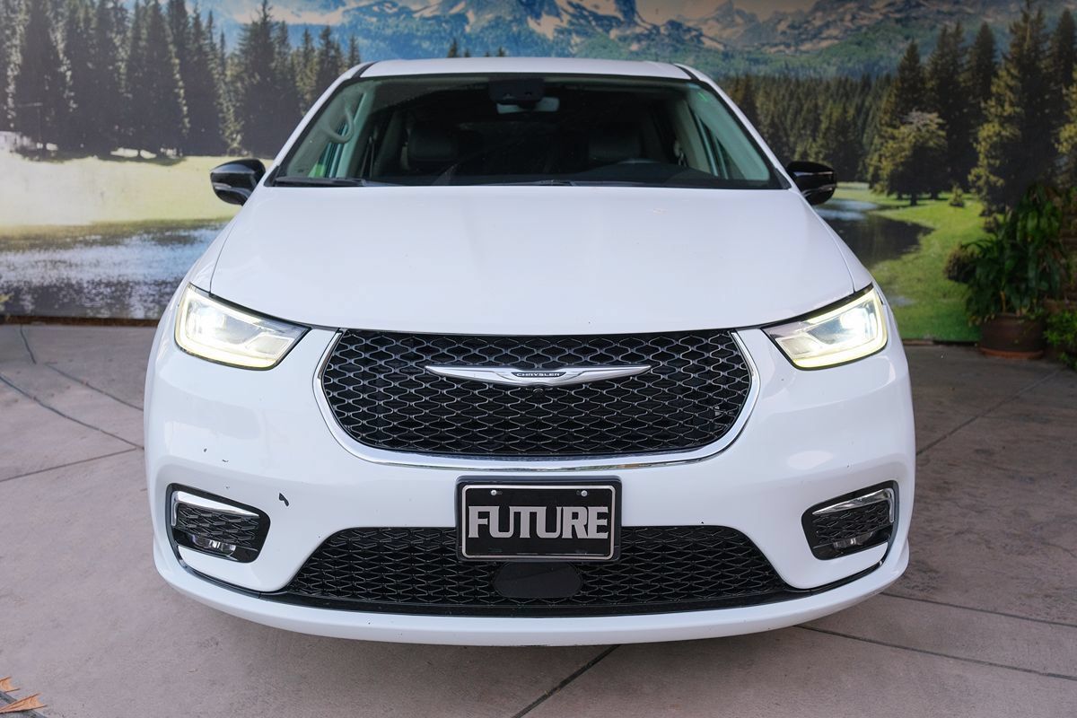 Used 2024 Chrysler Pacifica Touring-L FWD image 2