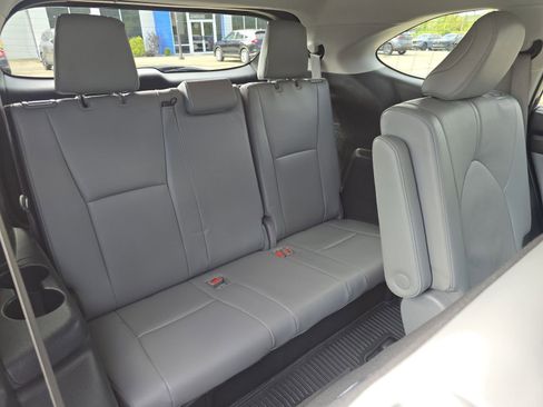 Used 2023 Toyota Highlander L image 18
