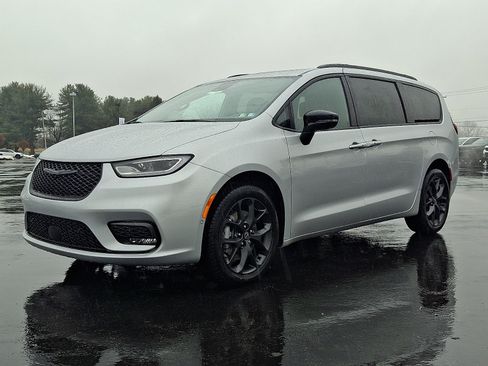 Used 2026 Chrysler Pacifica Limited w/ Uconnect Theater Family Group AWD/4WD image 1