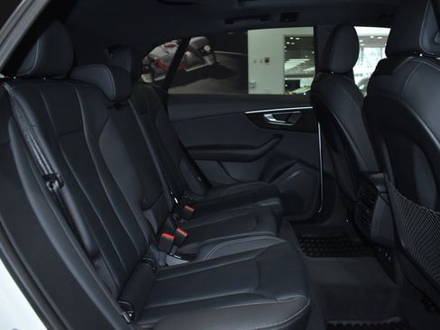 Used 2025 Audi Q8 Premium AWD/4WD image 32