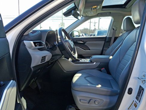 Used 2023 Toyota Highlander XLE image 11