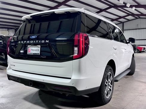 Used 2025 Ford Expedition Active AWD/4WD image 3