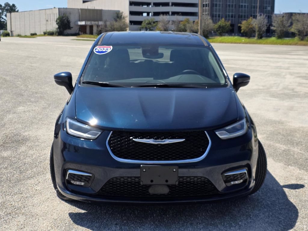 Used 2023 Chrysler Pacifica Touring-L FWD image 2