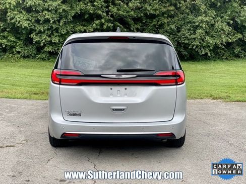 Used 2024 Chrysler Pacifica Touring-L image 6