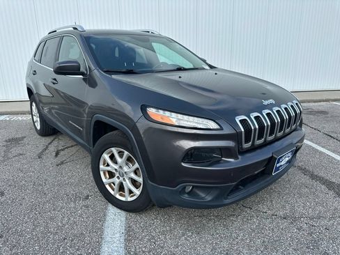 Used 2018 Jeep Cherokee Latitude Plus w/ Comfort/Convenience Group AWD/4WD image 10