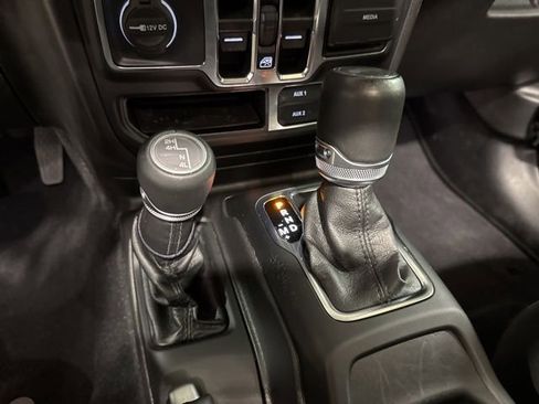 Used 2022 Jeep Wrangler Unlimited Sahara AWD/4WD image 16